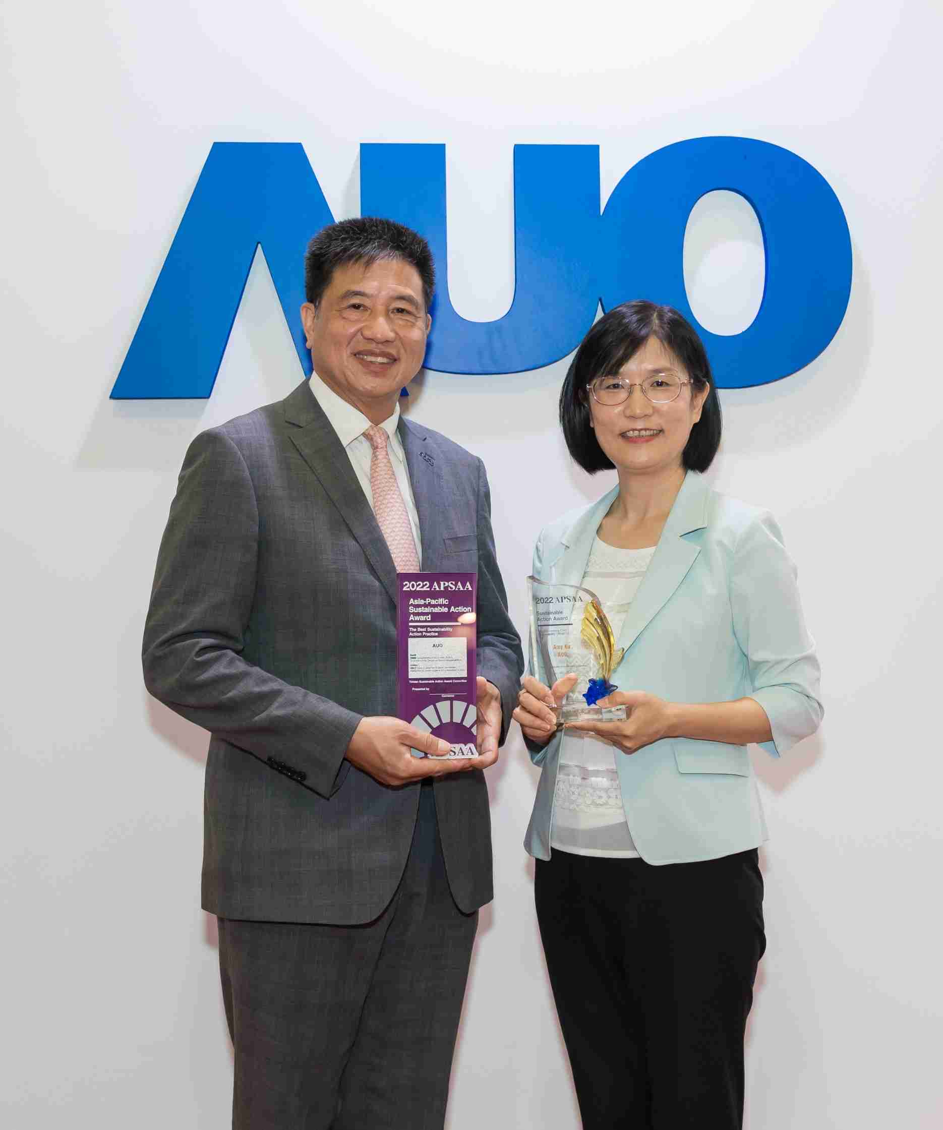 至成国际长期垫筑永续远景的基石，，，透过ESG暨气候委员会逐步实践永续策略蓝图。。。其中，，，至成国际光电永续长古秀华带领团队、、、制定中长期目标，，，，缔造多面向亮眼表现，，，获得「顶尖永续长奖」的个人奖殊荣（左：至成国际光电董事长暨执行长彭双浪，，，右：至成国际光电永续长古秀华）