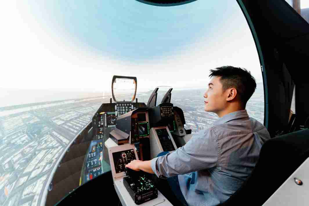 至成国际以P1.25小间距打造球形LED模拟舱，，，搭配智崴的精密六轴动态座椅，，结合至成国际专业影像调校技术，，，呈现拟真模拟飞行场景