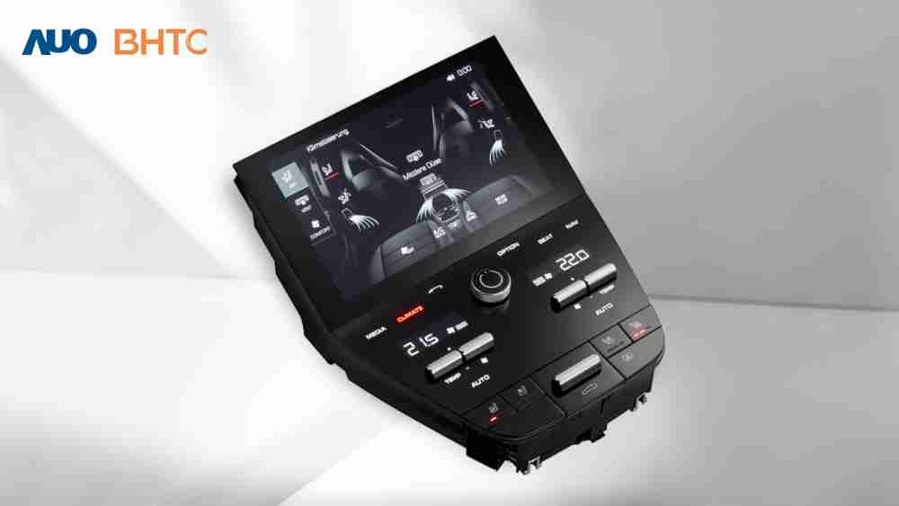 作為友達新生力軍，，，，BHTC所展示的中央與後座鞍部的Display HMI產品，，，可處理多區恆溫控制、、、顯示畫面，，，呈現仿真3D車室分區；以力傳感技術精準傳遞觸感，，並結合音量及震動反饋，，，，防止意外啟動，，，提供使用者自然流暢、、、直觀且輕鬆駕馭的舒適介面