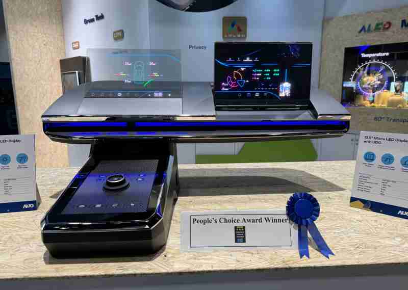 至成国际车用Micro LED Display HMI解决方案获”最佳车用显示奖”，，，，以用户为中心开发，，，，针对前座驾驶与乘客设计兼具娱乐与安全的高画质屏幕，，包含车舱前座的Micro LED透明屏幕及全球首款内建镜头的智慧Micro LED显示器