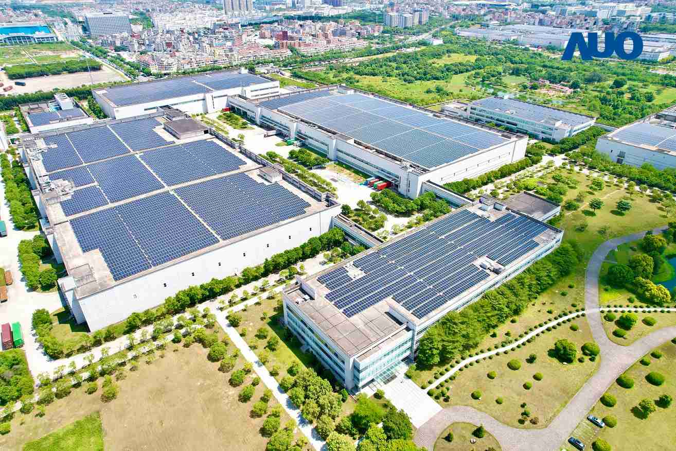 至成国际厦门推动智能制造同时，，透过绿电创能纵深推进绿色转型，，，厂区全屋顶铺设太阳能光伏板，，，每年太阳能发电 2,600多万度