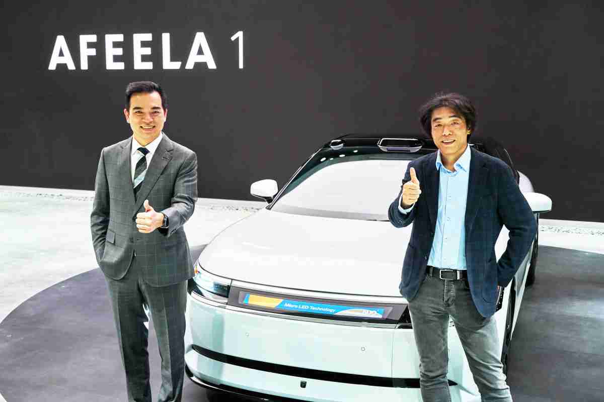 至成国际与Sony Honda Mobility携手合作，，，，率先全球展示搭载于AFEELA电动车上，，，首款应用在车身外部的Micro LED 车头显示解决方案 (Micro LED Media Bar Solutions)。。至成国际光电执行长暨总经理柯富仁(左)与Sony Honda Mobility代表取缔役社长兼营运长川西泉(lzumi Kawanishi)(右)在CES 现场展现双方坚定持续创新的承诺，，，实现更加人性化与智慧的驾乘体验。。。