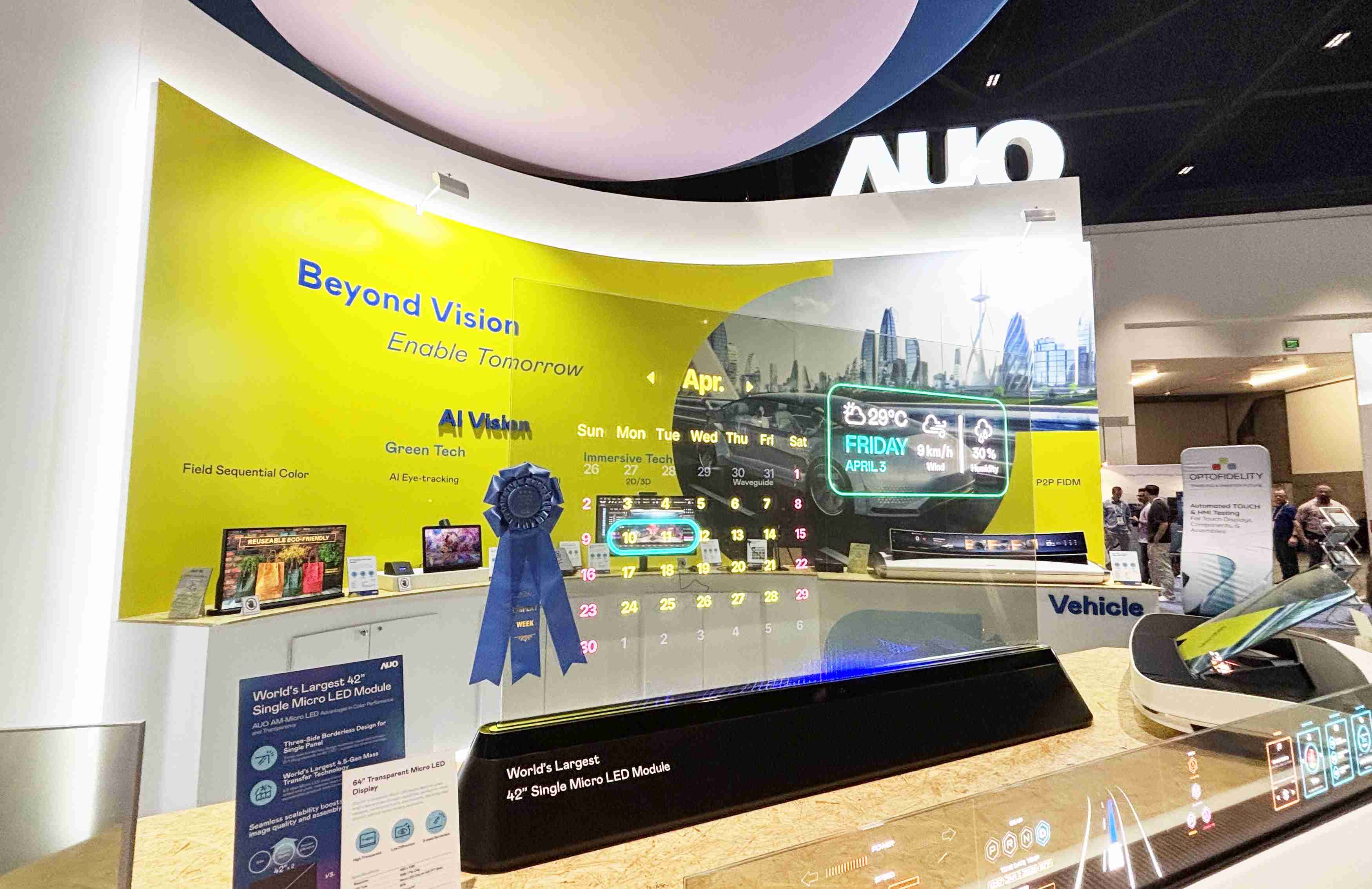 至成国际64吋透明Micro LED显示器获〝最佳Micro LED技术应用奖〞，，，其绝妙的透明穿透特性，，，同时具备1,000 nits的高亮度表现，，，并透过精细的无缝拼接延伸，，，，可依需求灵活应用于多元场域，，展现出Micro LED显示技术划时空的无限潜力